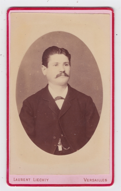 Homme moustachu, les cheveux en arrière