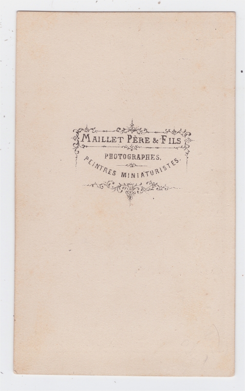 Prêtre assis