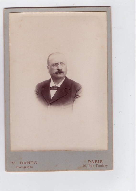 Homme mûr portant de fines lunettes