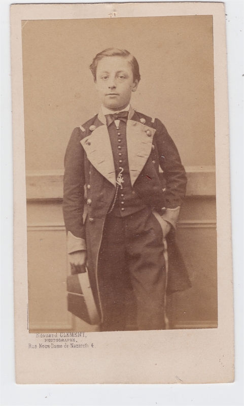 Collégien dans un bel uniforme à identifier