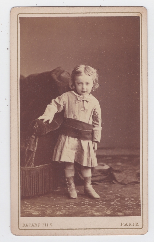 Enfant portant une robe avec une large ceinture