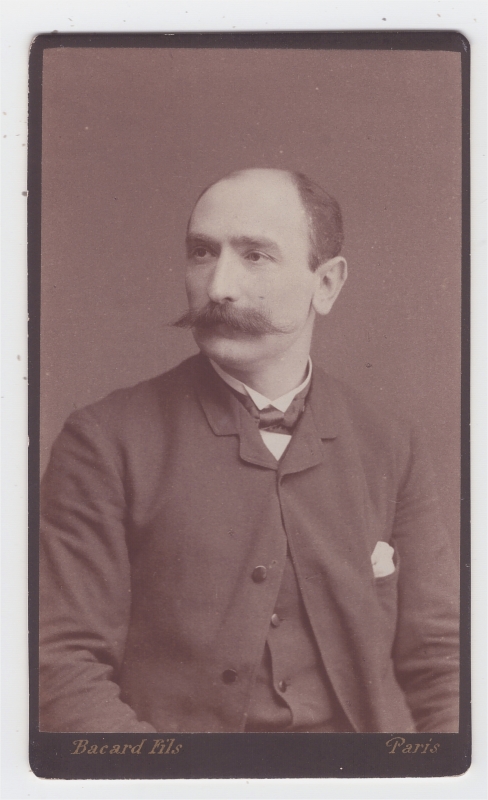 Homme  de trois-quarts avec une belle moustache