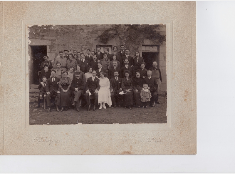 Groupe de noces devant une maison