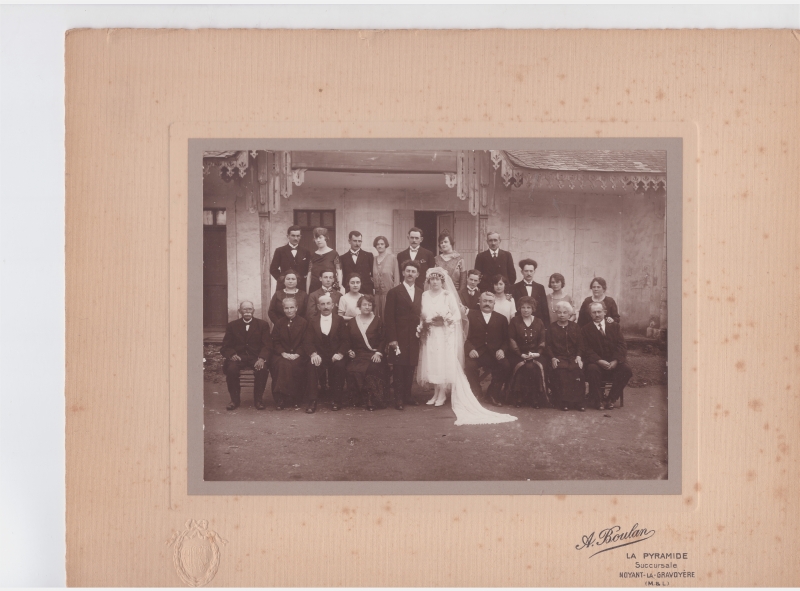 Groupe de noces devant une maison