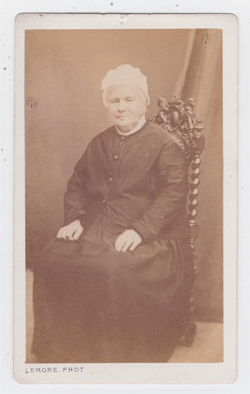 Femme assise portant un bonnet blanc