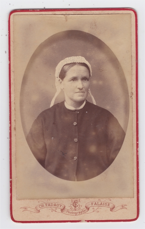 Femme portant un bonnet blanc