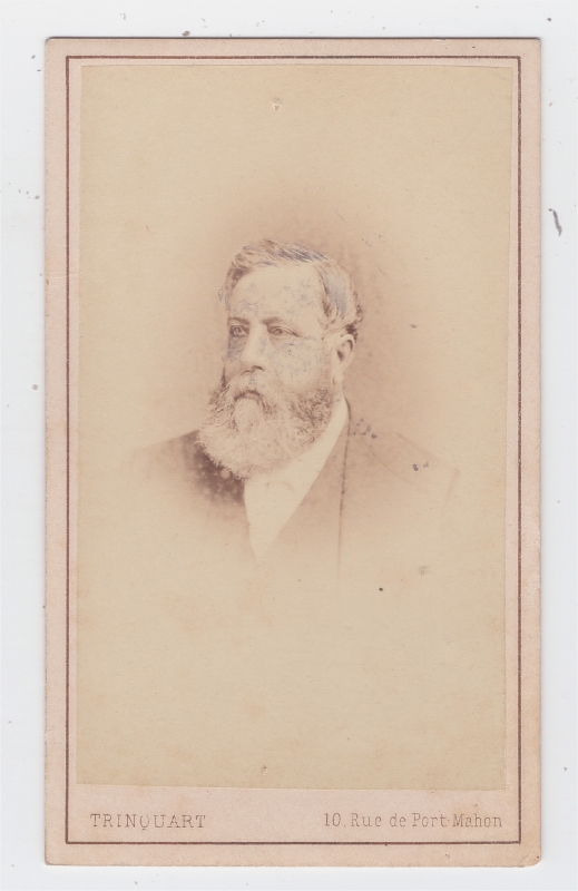 Homme âgé à la barbe fournie