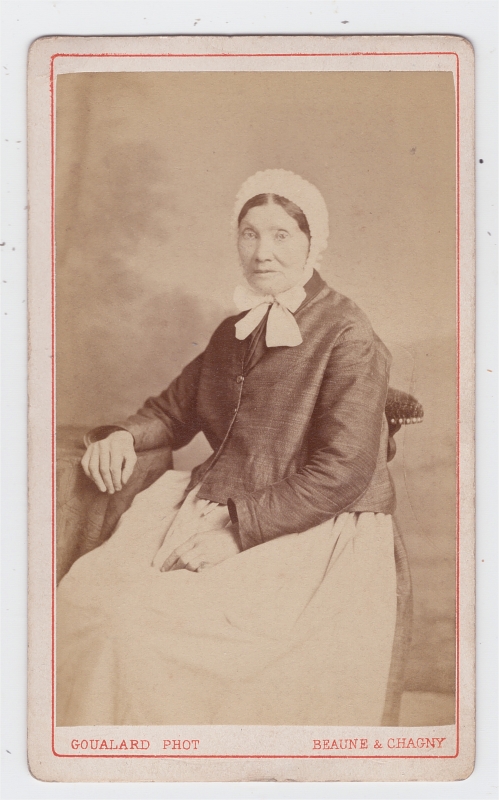 Femme coiffée d'un bonnet blanc noué autour du cou