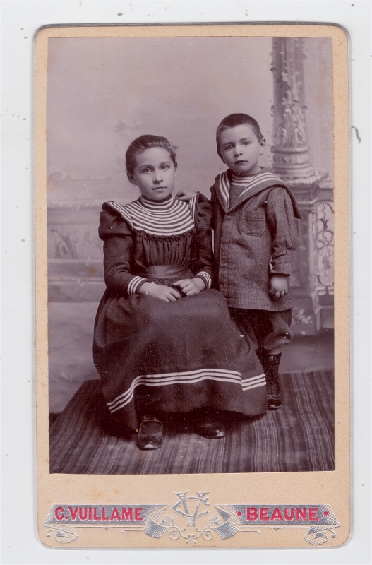 Petite fille avec son frère en tenue de marin