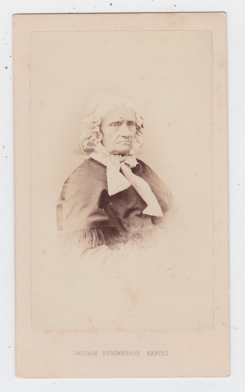 Femme âgée en buste