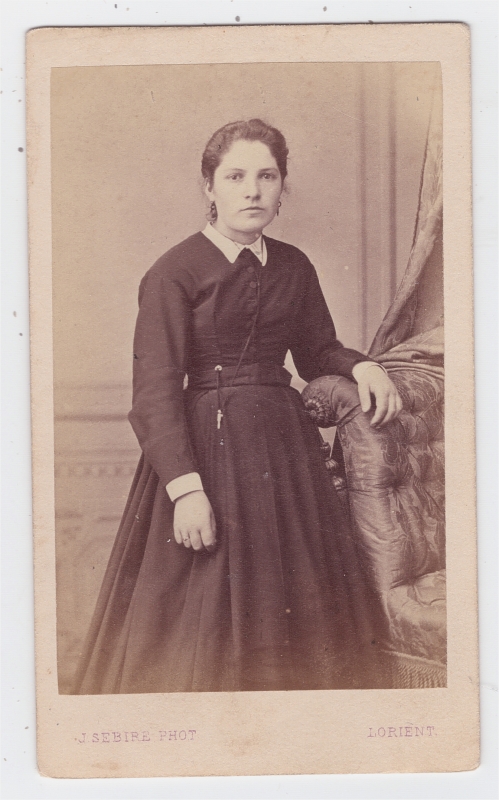 Jeune femme portant une robe sombre