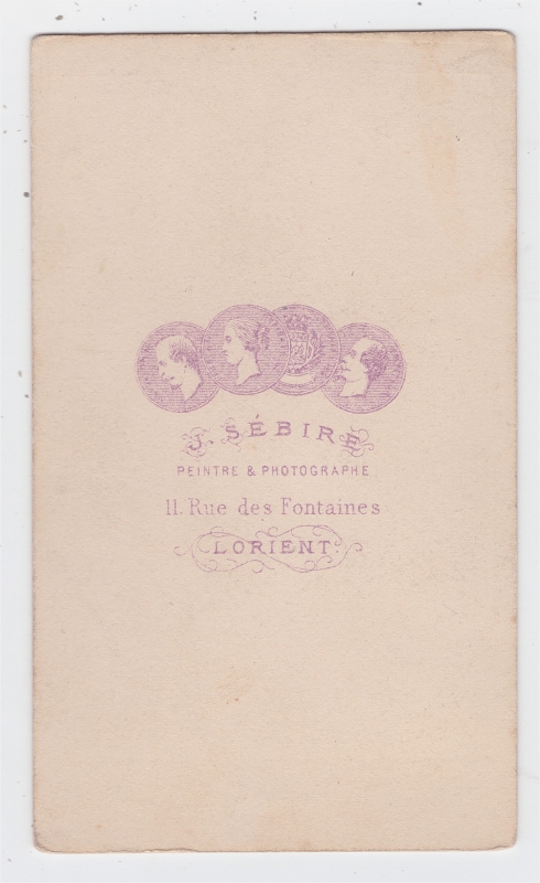 Jeune femme portant une robe sombre