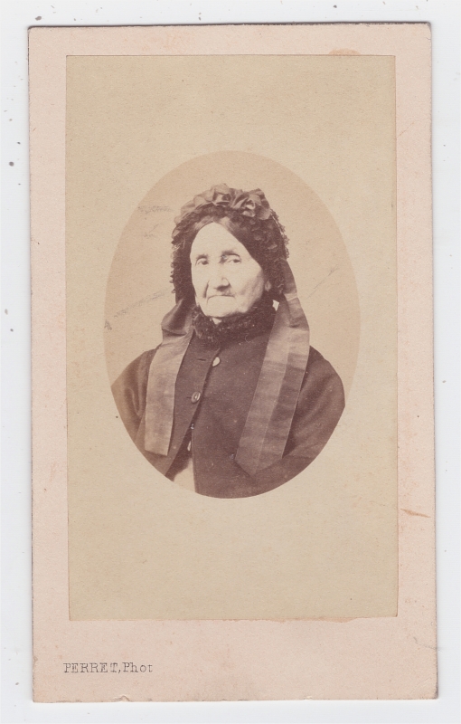 Femme âgée coiffée de noir