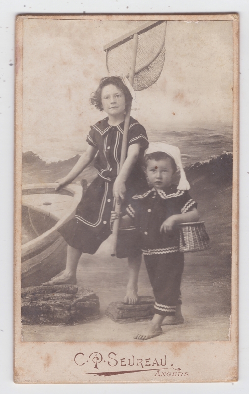 Frère et soeur en tenue de bain
