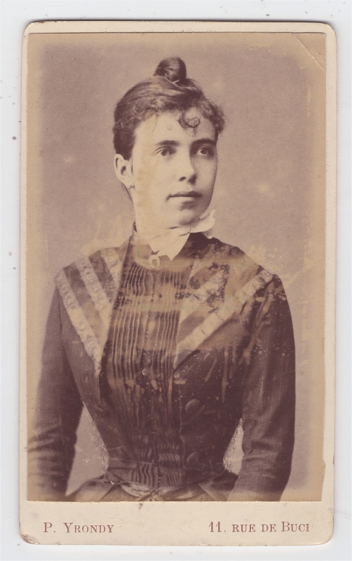 Jeune femme avec une boucle de cheveux sur le front