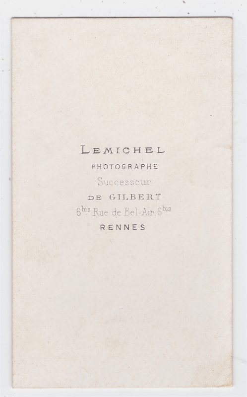 Religieuse assise et tenant son chapelet