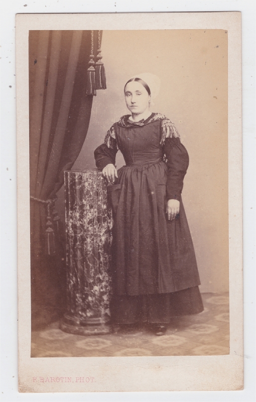Femme en costume traditionnel