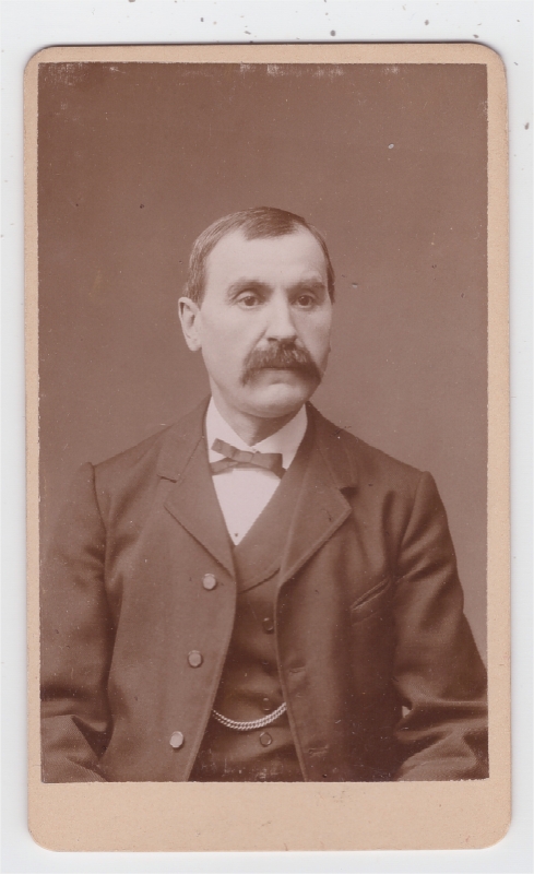 Homme aux cheveux courts avec une grosse moustache