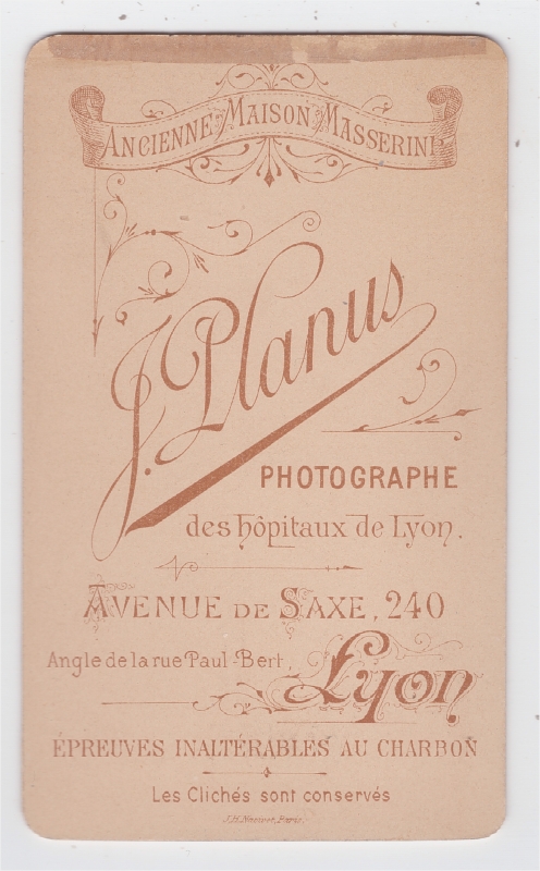 Homme aux cheveux courts avec une grosse moustache