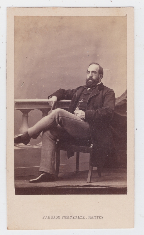 Homme assis jambes croisées