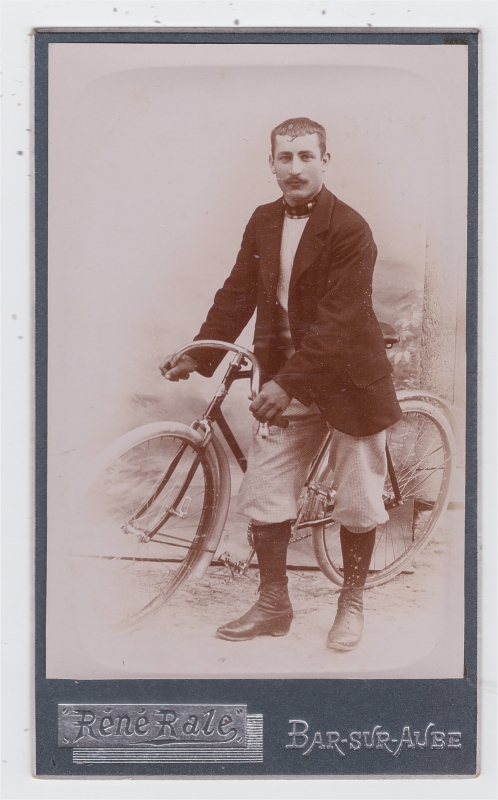 Homme posant avec sa bicyclette