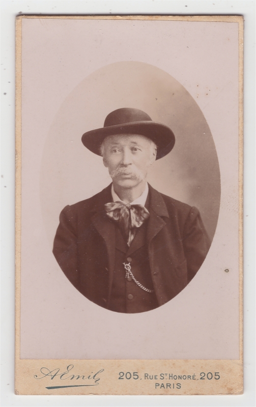 Homme âgé coiffé d'un grand chapeau