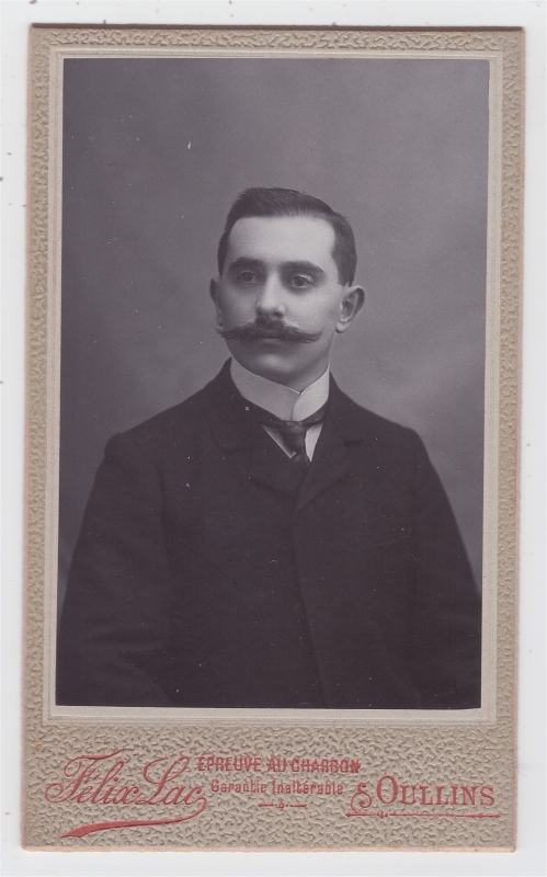 Homme décidé à la moustache conquérante