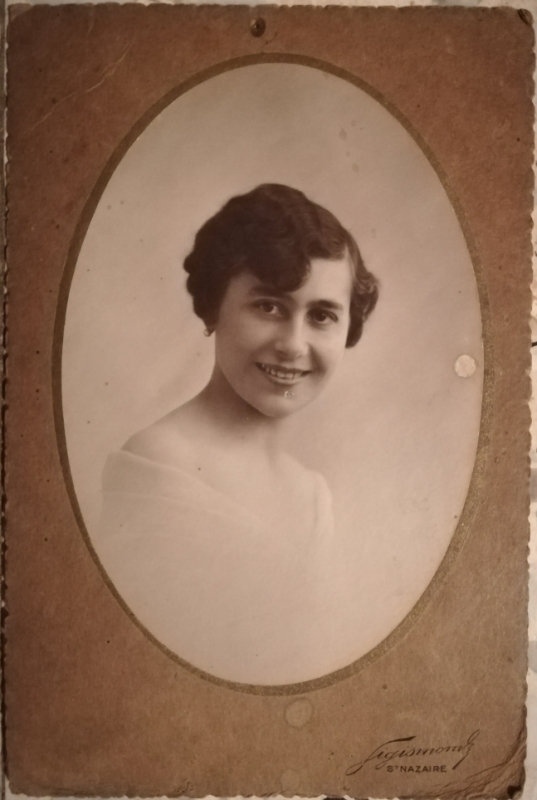 Jeune femme aux cheveux noirs