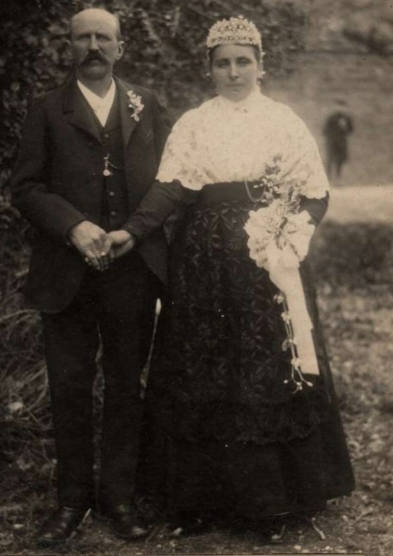 Mariés posant dans un jardin