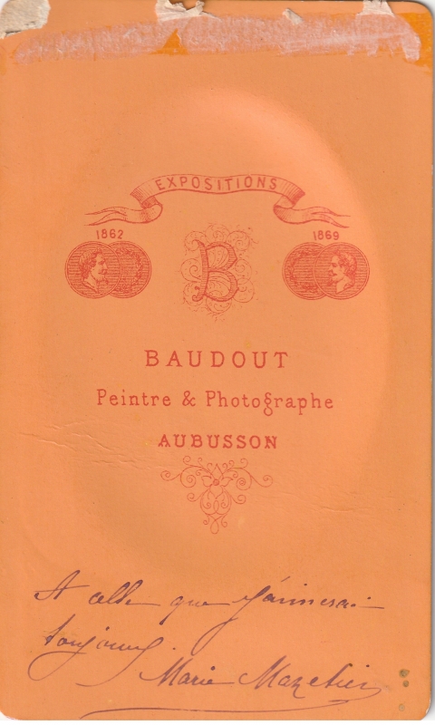 Jeune femme qui a agrafé deux fleurs au col de sa robe.