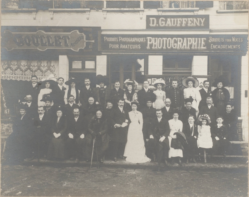 Groupe de noces devant l'atelier du photographe