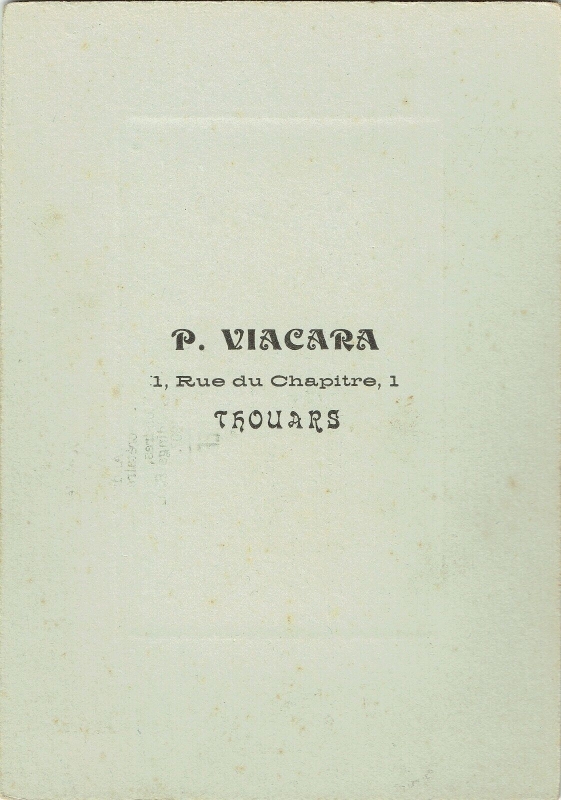 Grand garçon posant en atelier avec sa bicyclette
