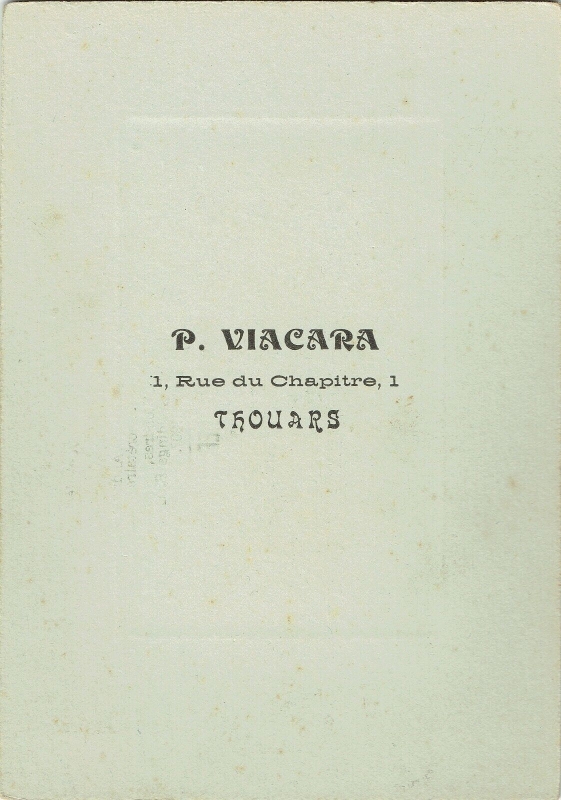 Grand garçon posant en atelier avec sa bicyclette