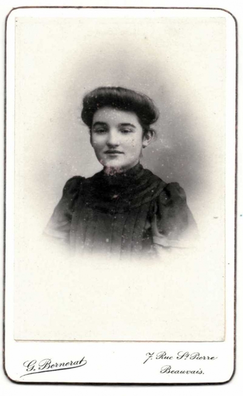 Jeune femme aux cheveux noirs