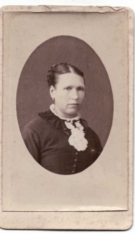 Femme avec un jabot de dentelle