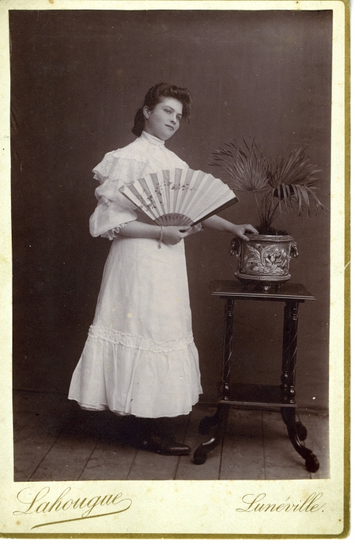 Jeanne Lahougue tenant un éventail.