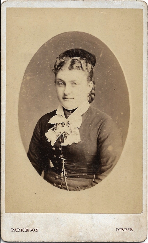 Jeune femme avec une cravate de dentelle