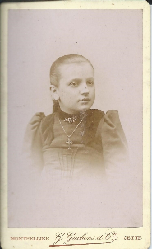 Demoiselle portant une croix en collier