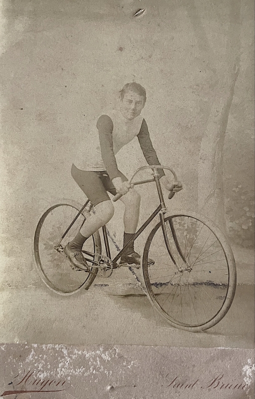 Coureur cycliste posant en atelier