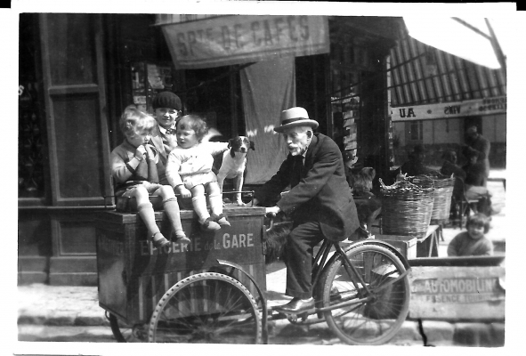 Felix en triporteur avec Leo Ginette et Xxx 