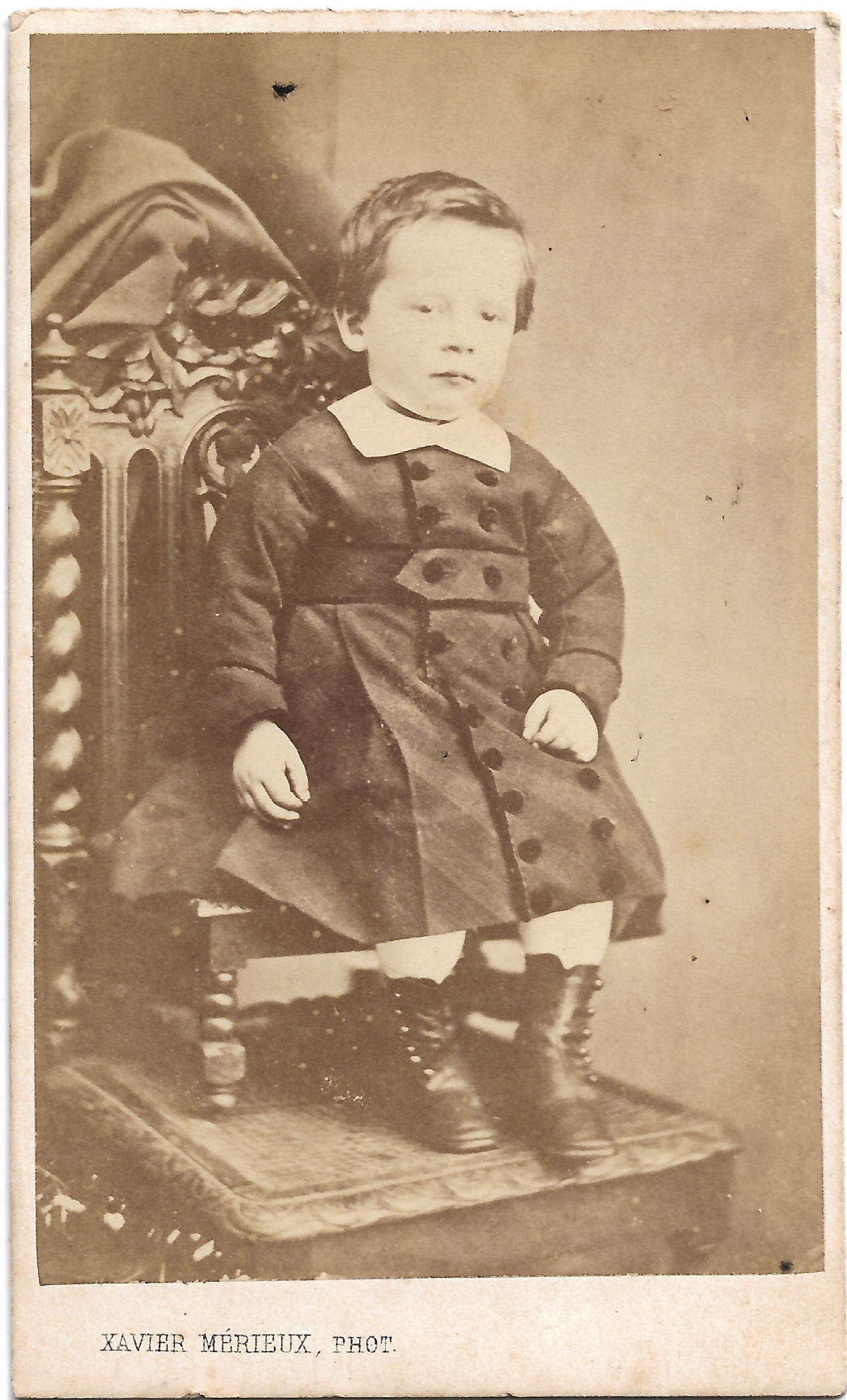 Garçon assis sur un petit banc posé sur une chaise — Portrait Sépia wallpaper 5