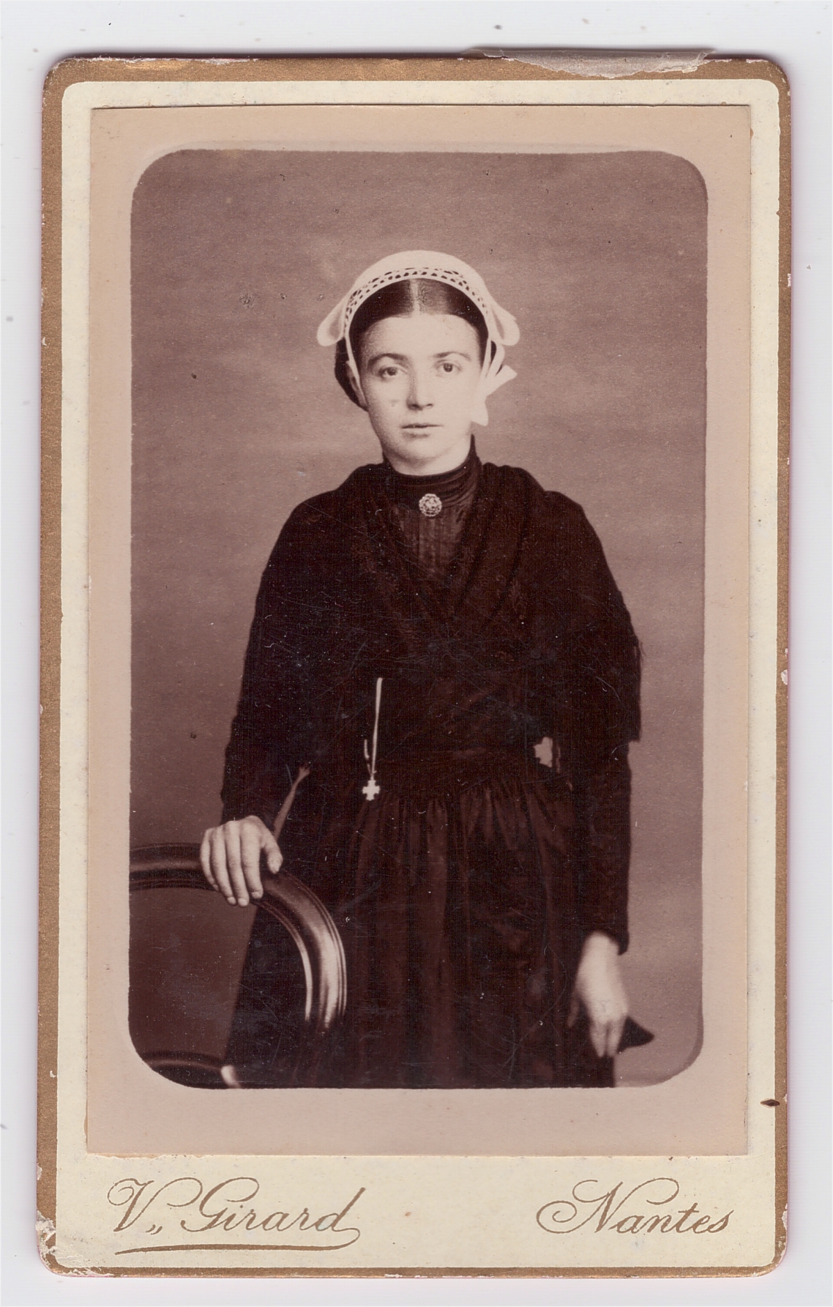 Costume Traditionnel Breton / Femme Portant Une Coiffe En Dentelle Coiffes Bretagne France Image8797919